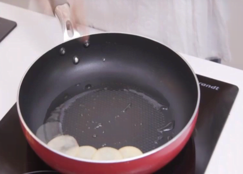 教你在家做披薩—薯仔Pizza，用平底鍋和一些簡單原料就可以做